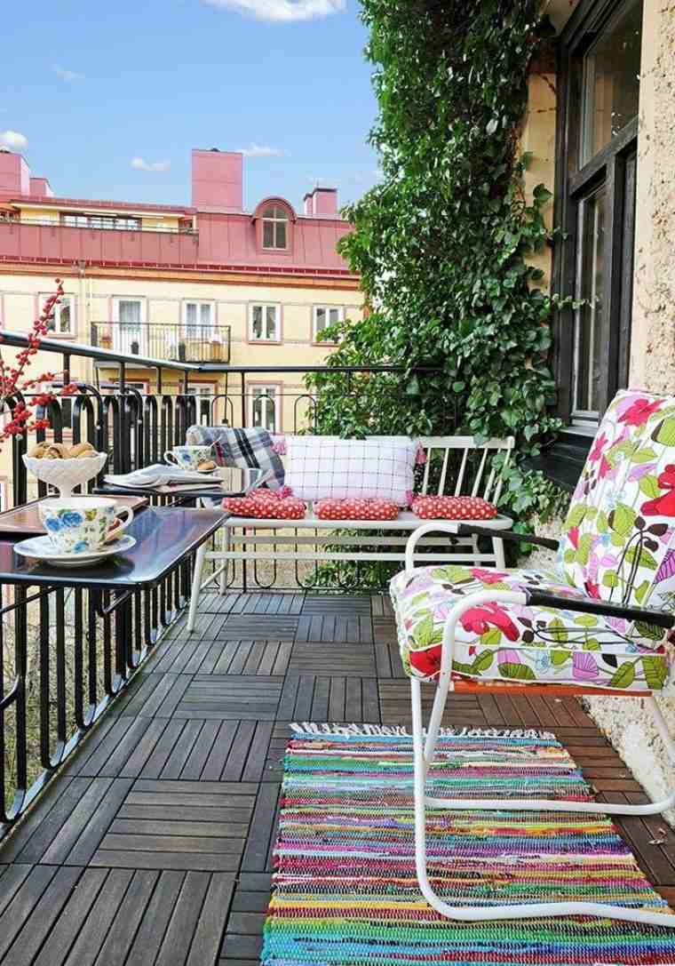 Terrazza con pavimento in legno deco bohémien