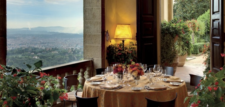 terrazza coperta tavolo sepolto nel verde cena servita vista