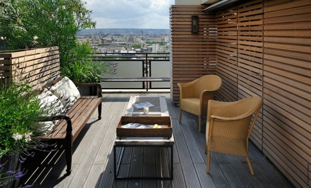 kert tereprendezés ötlet terasz erkély fa pad kerti dohányzóasztal gyanta fonott fotel