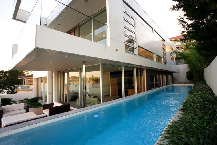 namas-baseinas-dizainas-terasa-išorinis-apšvietimas
