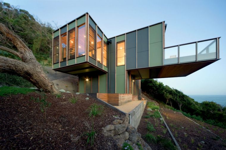 modernus namas-architektas-terasa-pakabinamas balkonas