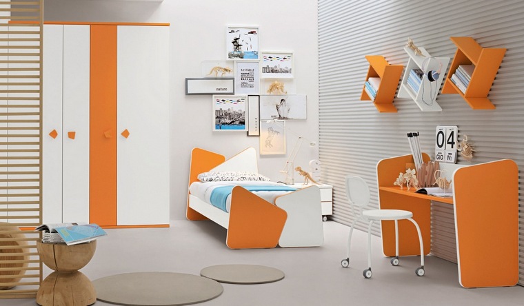 minimalistinio paprastumo oranžinis miegamasis