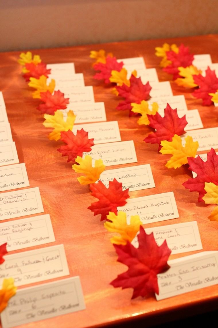 秋のテーマデコのアイデアは秋の結婚式の招待状を残します