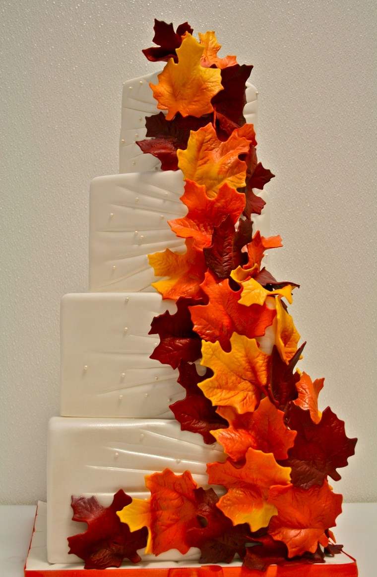秋のテーマ結婚式の装飾のアイデアケーキの葉が落ちる