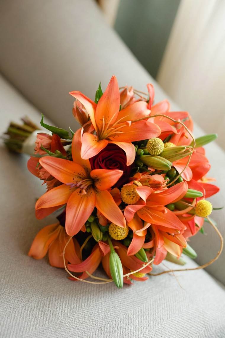 秋の結婚式の装飾の花
