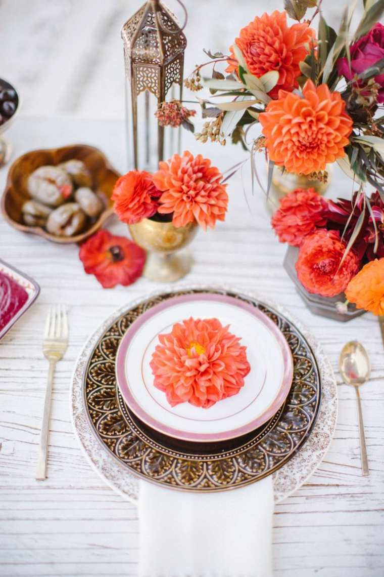 Marokansko-vjenčanje-tema-stol-ukras-cvijeće-buket-pribor