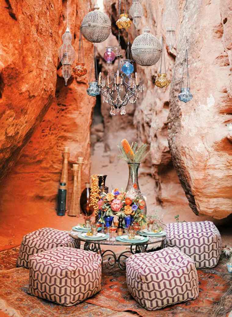 Maroko vestuvių tema-deko stalas-maroko išmatos-puokštės centras