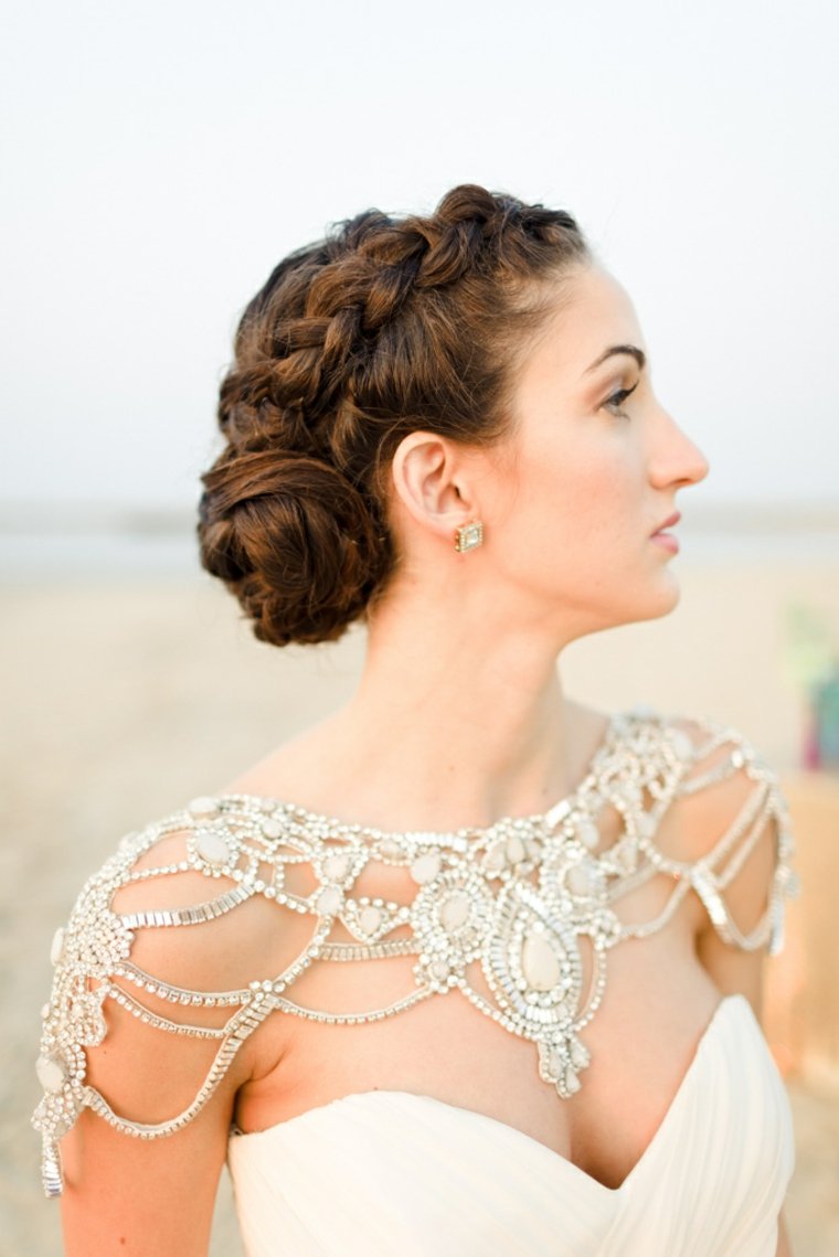 Marokanska-svadbena-tema-romantična-vjenčana-frizura-pletenica-punđa