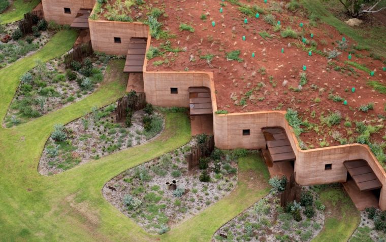 緑の屋根の家の現代建築