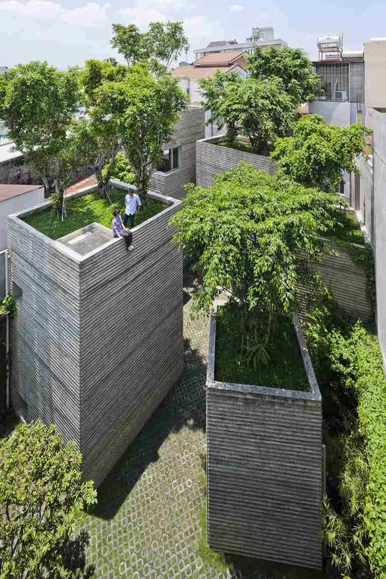 建物の屋根の緑のテラス