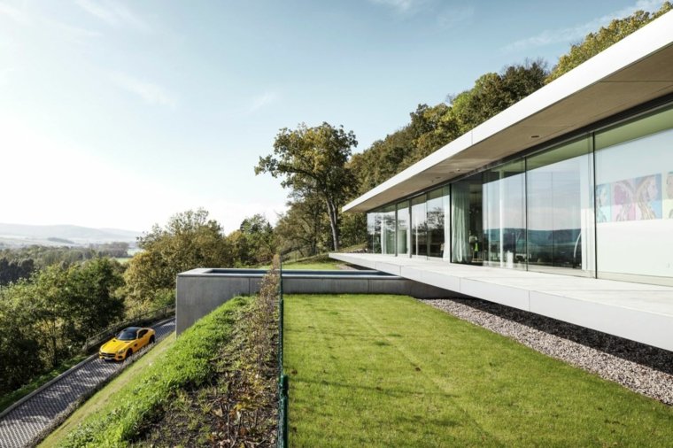 šiuolaikiško dizaino namai su plokščiu stogu