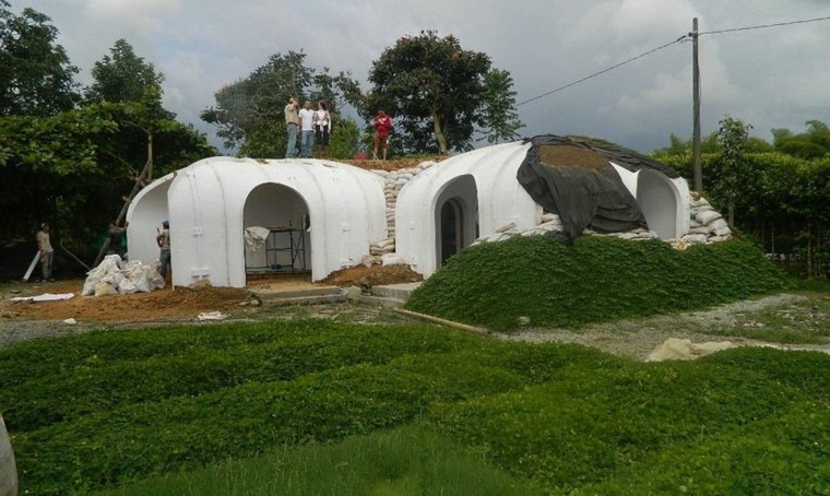 casa moderna che copre i tetti verdi