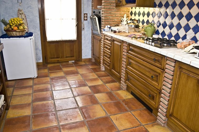 古いタイル床キッチン暖かい雰囲気琥珀色の美しさ