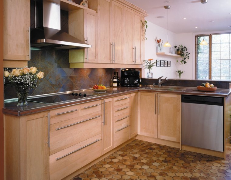 terakotos grindų plytelės malonios šviesios virtuvės grindys