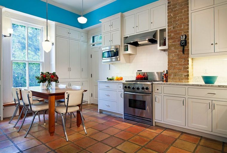 terakotos grindų plytelės virtuvė mėlyna balta mediena