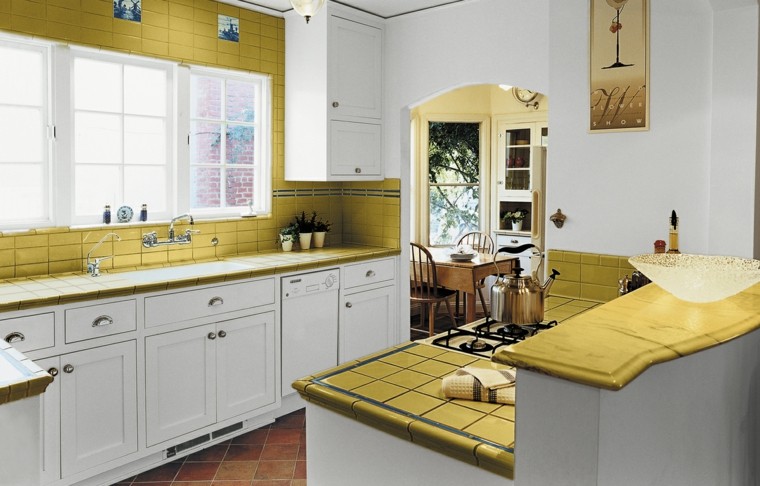 古いテラコッタタイル床キッチン黄色いタイル
