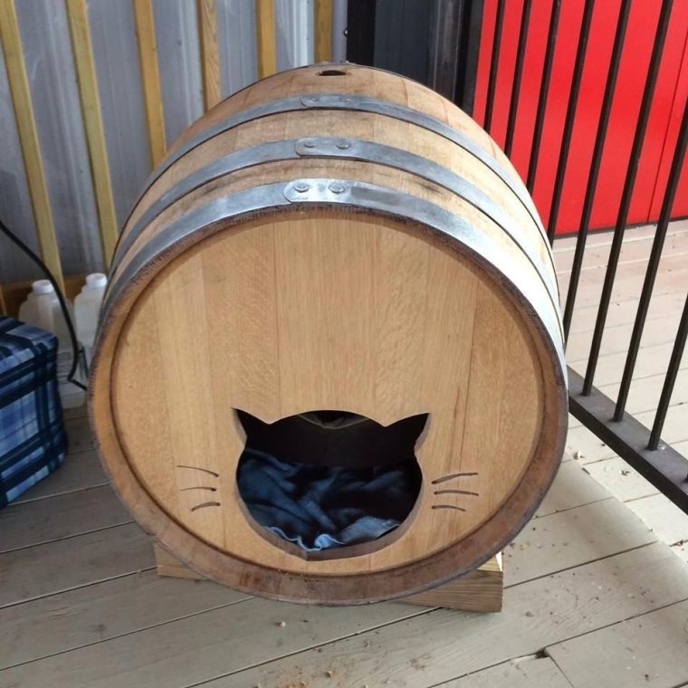 ワイン樽猫のベッド