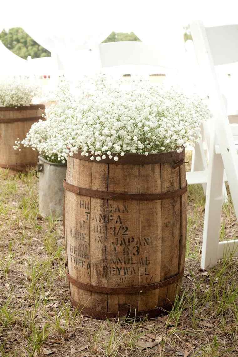 花で飾られたワイン樽