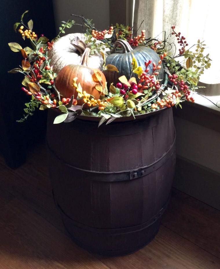 ワイン樽で秋の装飾