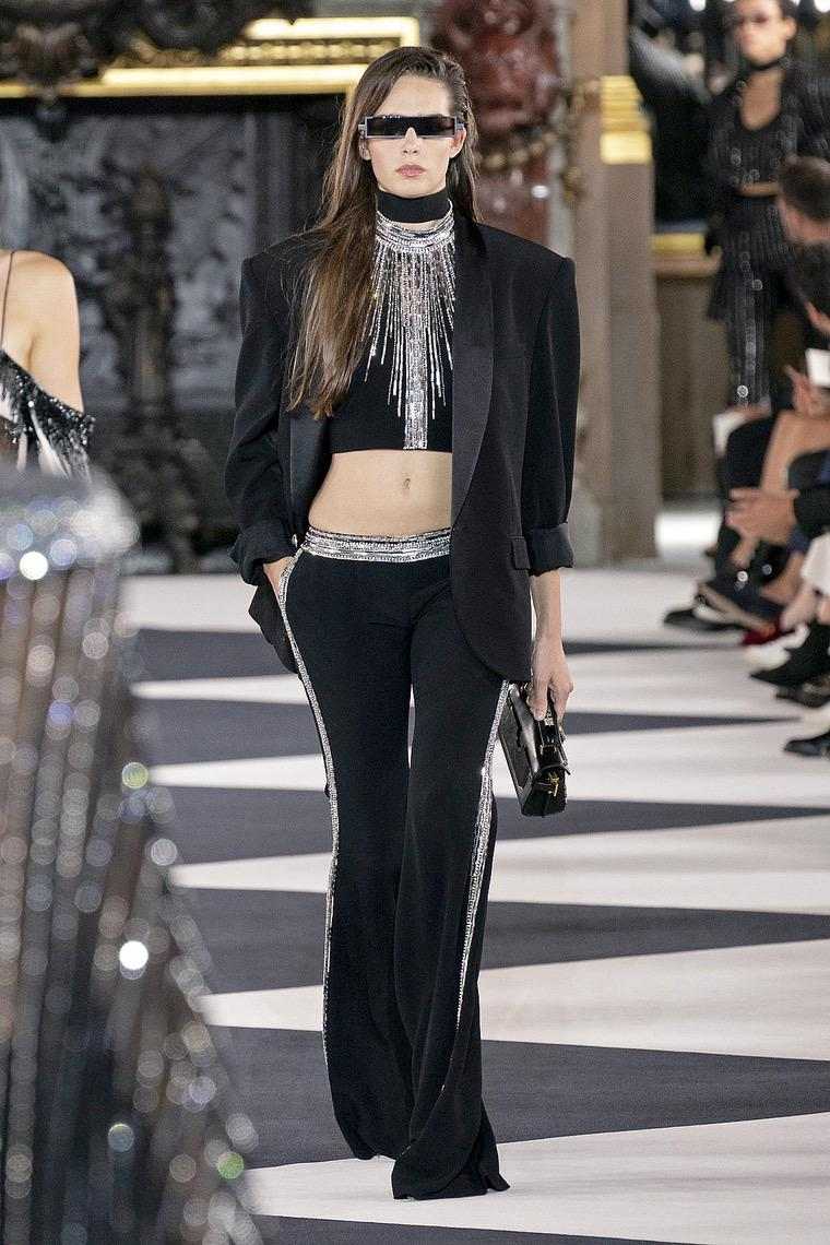 Kratki top i duga jakna i crne hlače Haute couture 2020
