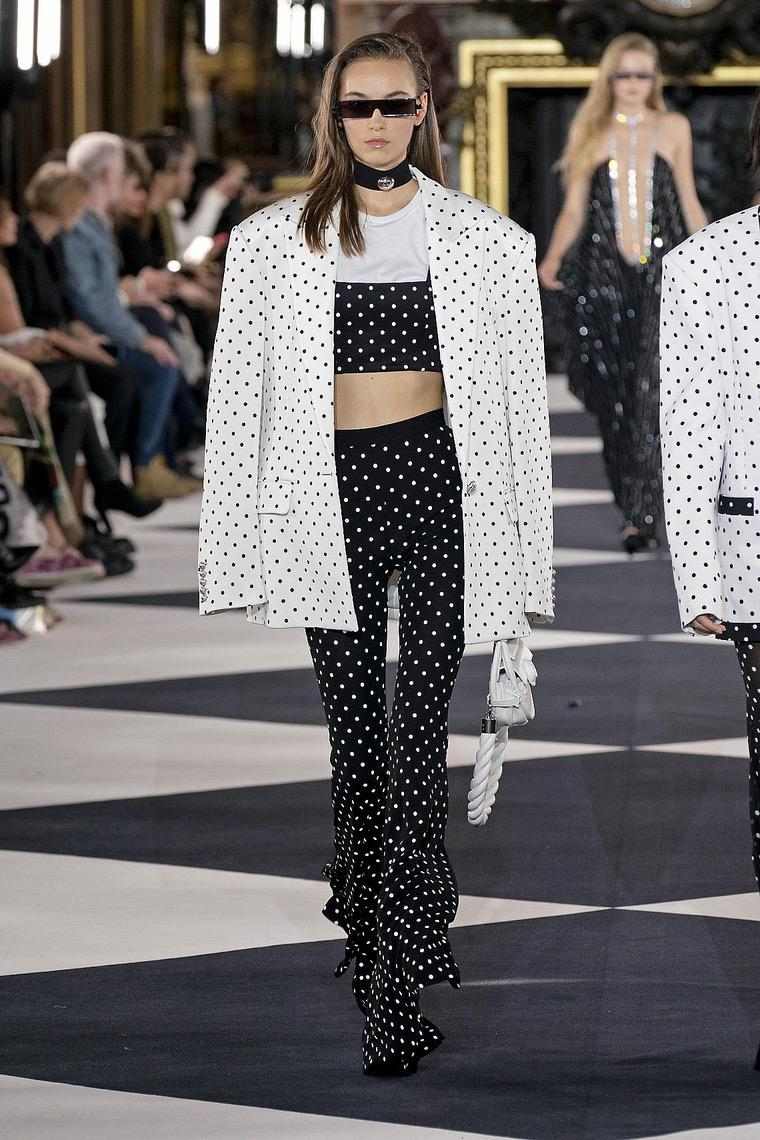 trendi outfit ženski modni izgled 2020 balmain