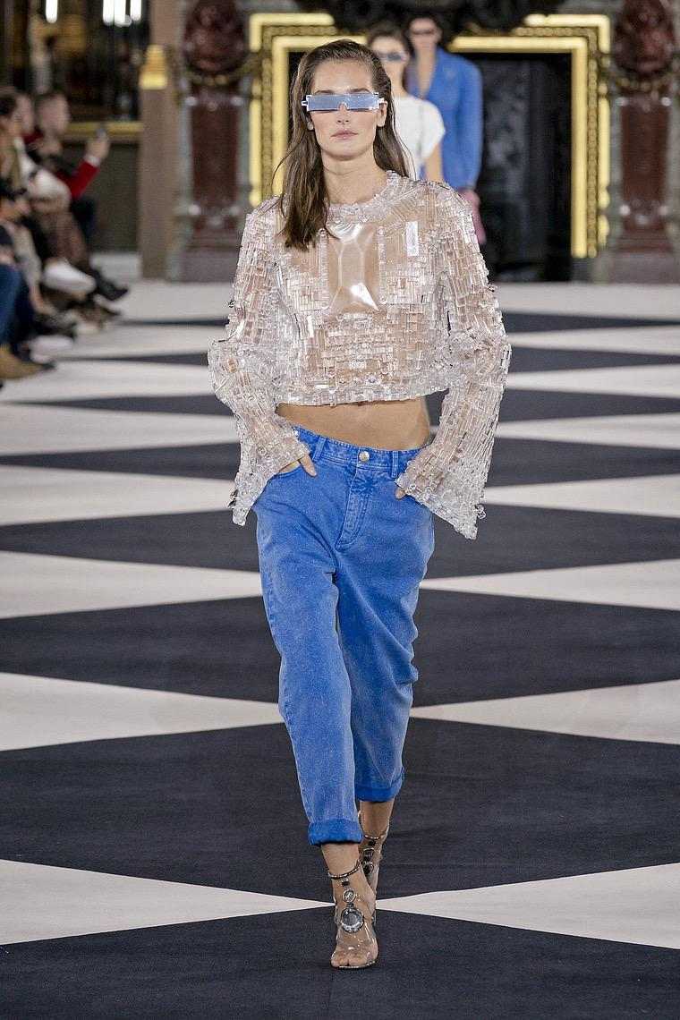 trendi outfit ženski modni izgled 2020 balmain