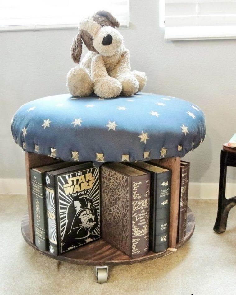 Šiuolaikiška kavos staliuko ritės paminkštinta taburetė skirta knygų laikymui vaikams