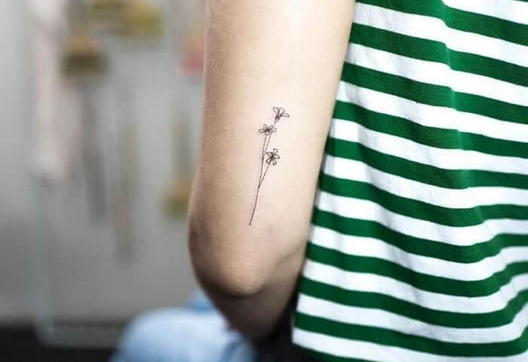 piccolissimo tatuaggio da polso originale idea tatuaggio fiore sul braccio della ragazza