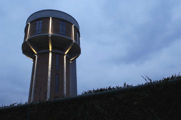 torre dell'acqua trasformata in uno spazio abitativo moderno