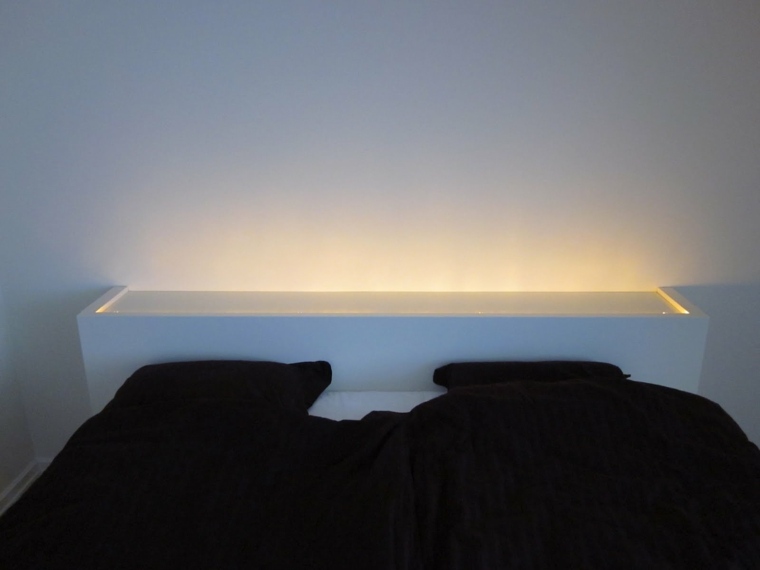 galvūgalis įmontuotas apšvietimo idėja šviesios miegamojo pagalvėlės