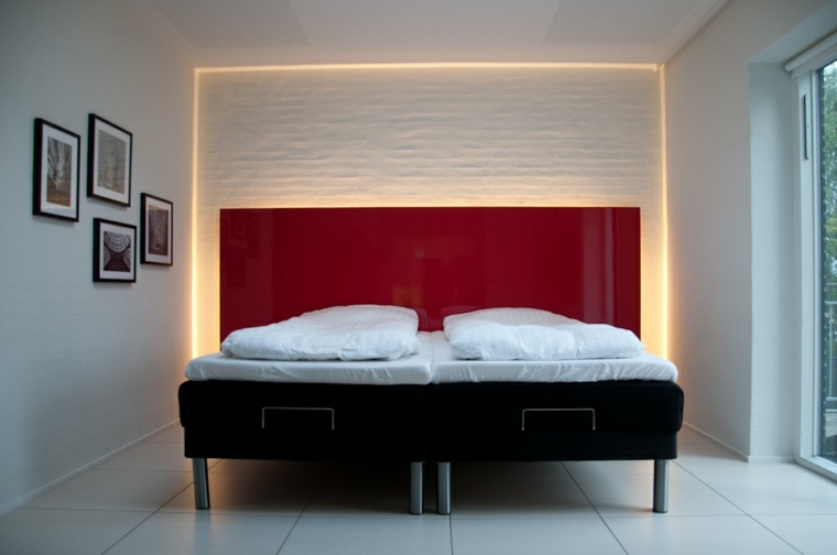 idea di decorazione della parete della camera da letto deco testiera rossa illuminazione integrata