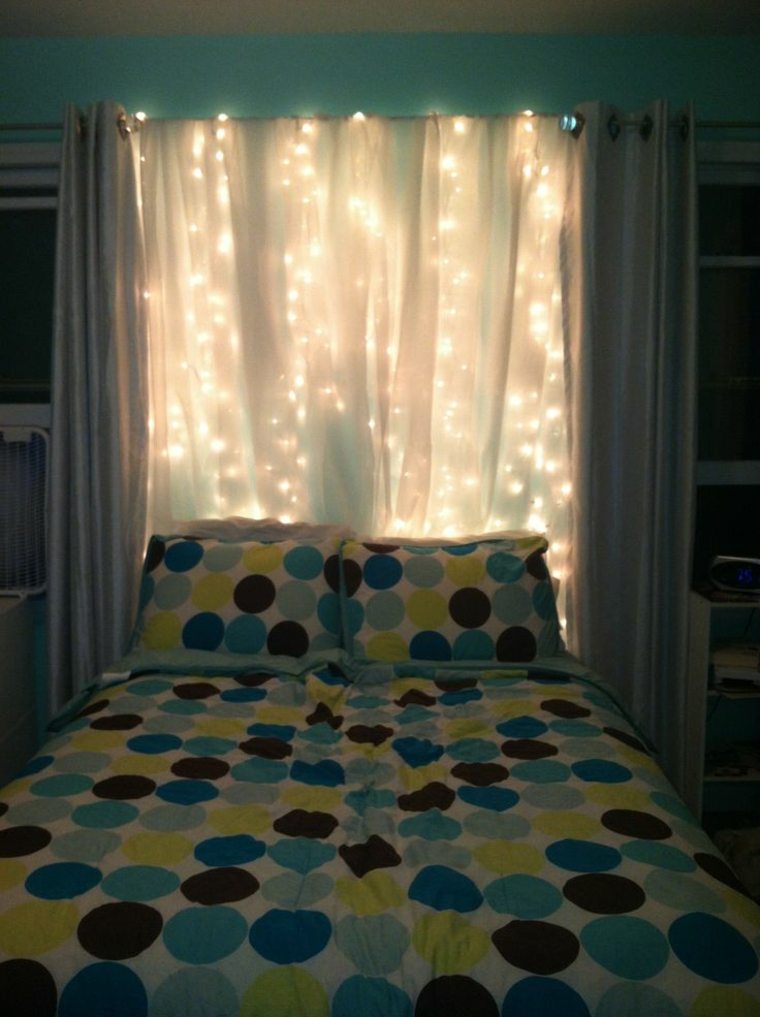 galvūgalio miegamojo idėja šviesos girliandos apšvietimo miegamasis
