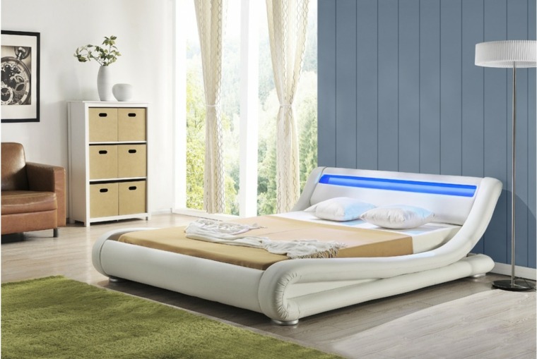 miegamojo interjero dizaino idėjos baldų stalčiai sienų dekoras žalias grindų kilimėlis miegamojo lova įmontuotas apšvietimas mėlyna sieninė lempa