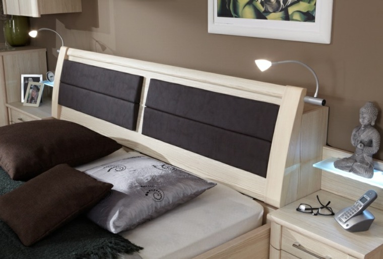 originale testiera camera da letto idea illuminazione decorare parete cornice comodino legno