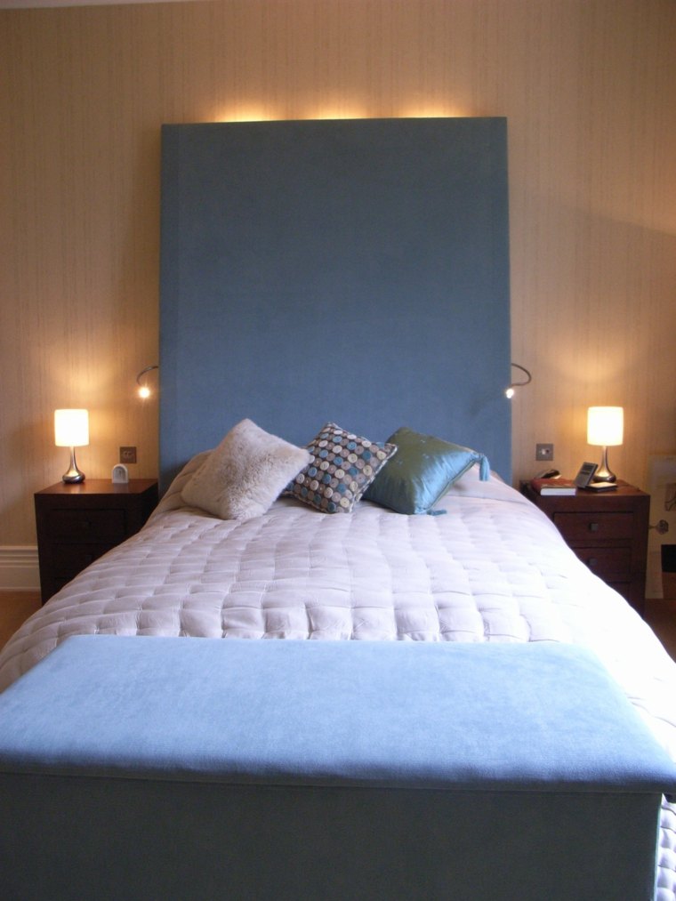 miegamojo apšvietimo idėja lovos pagalvė deco mėlyna galvūgalio apšvietimo lempa