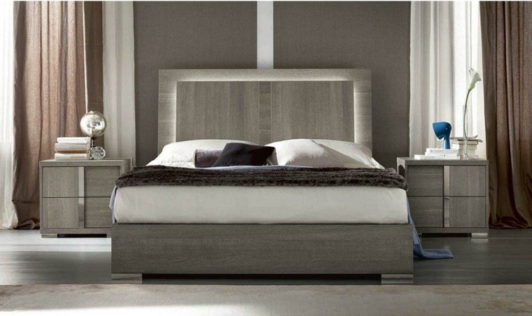 miegamojo išdėstymo idėja lovos pagalvės stalo naktinės lempos apšvietimas