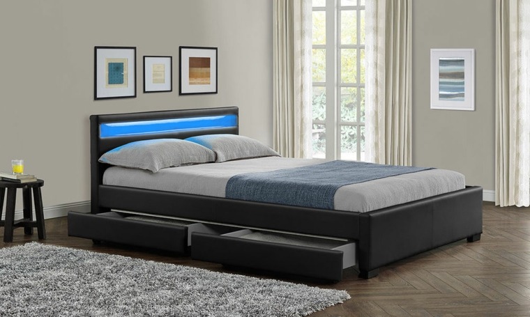 miegamojo sienų dekoro idėjos lova pilka grindų kilimėlio galvūgalis mėlynas LED apšvietimas