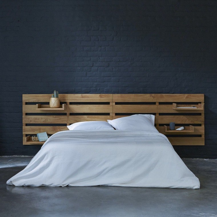 camera da letto con testiera in legno