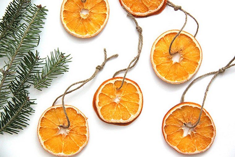 Kalėdų dekoravimo pamoka oranžinė girlianda idėjos oranžinis ornamentas