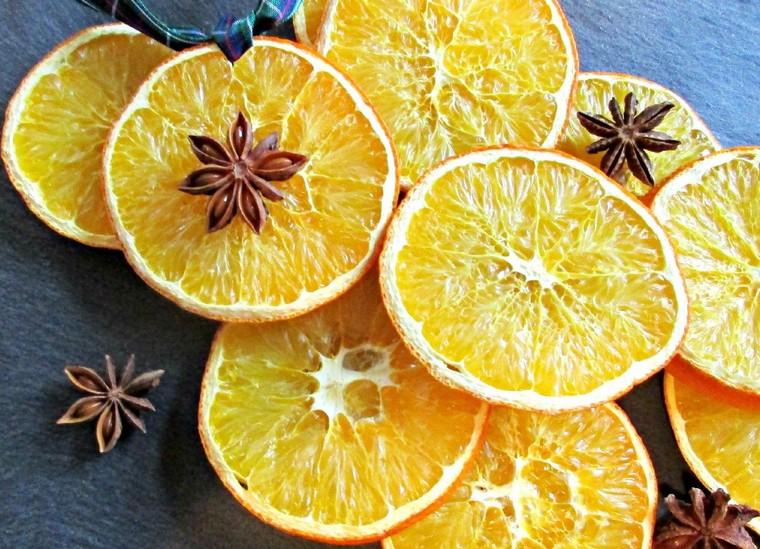 Kalėdų dekoravimo pamoka oranžinė girlianda idėjos oranžinis ornamentas