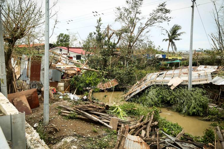 Po taifūno Filipinai sugriovė namus