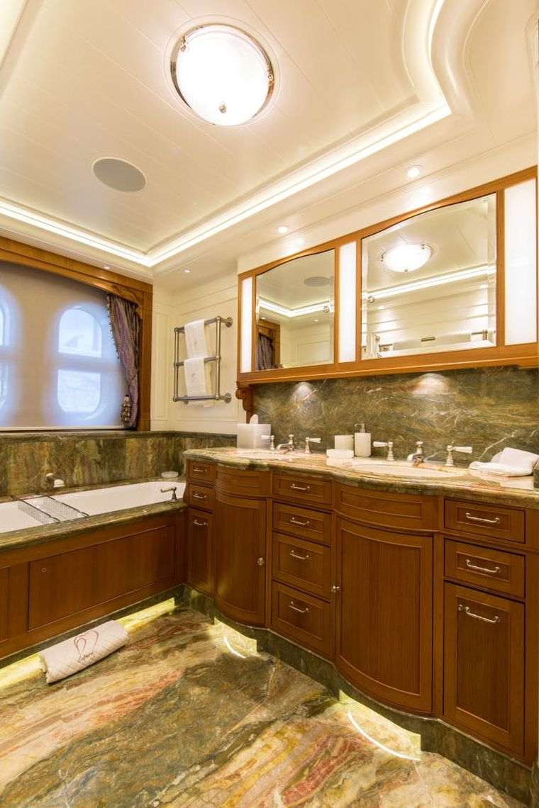 luxus jacht fürdőszoba