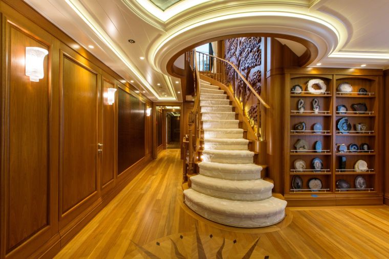 luxus lépcsőházi jacht