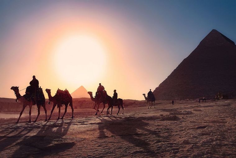 エジプトは太陽の下で歩く