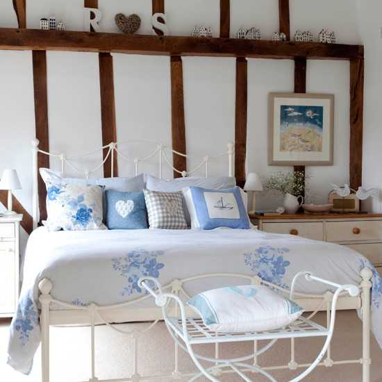 mavi yastıklar ile güzel yatak odası