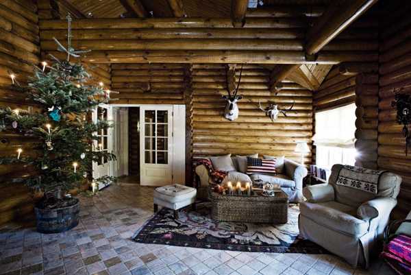 sala de estar con un árbol en una casa de madera